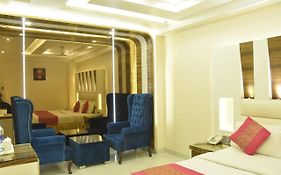 Aman Continental - 2Mins From Railway Station And 5 Mins From Metro